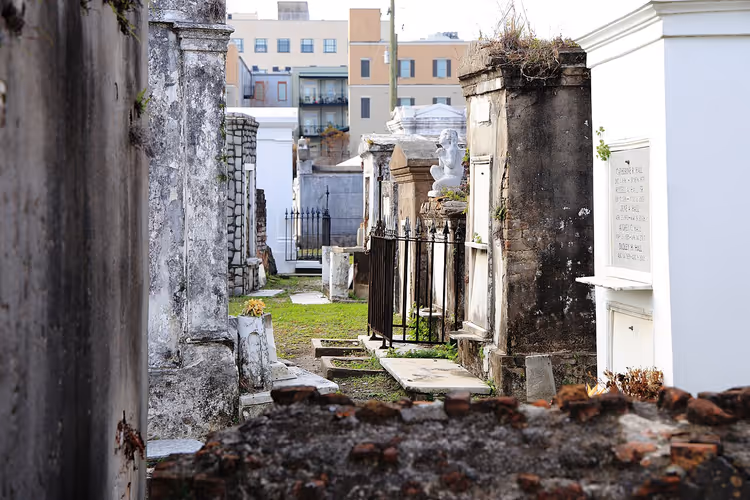 Historische bovengrondse graven en een wandelpad bij St. Louis Cemetery No. 1