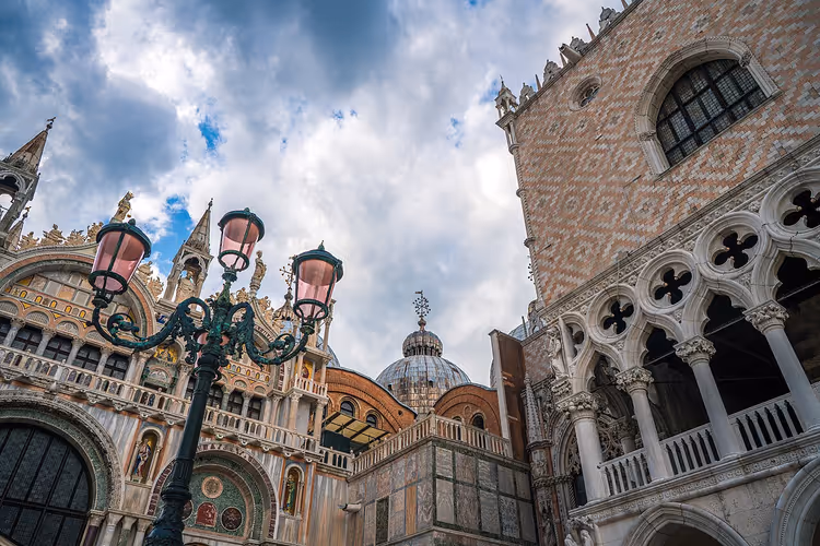 Fassade des Dogenpalasts und des Markusdoms
