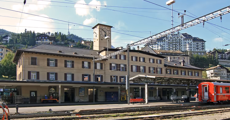 Bahnhof St. Moritz mit einem Zug