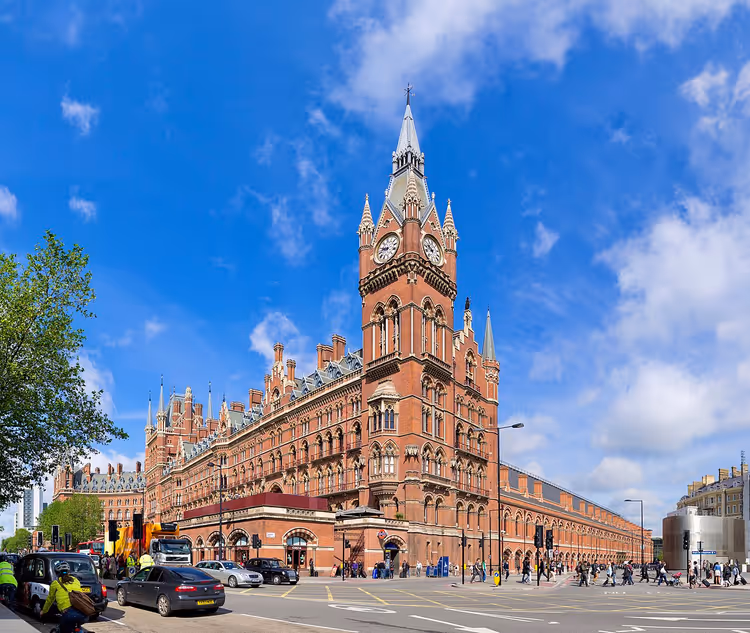 De gevel van station St Pancras met zijn klokkentoren