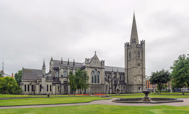 Gotiske St Patrick's Cathedral med høyt spir, Dublin