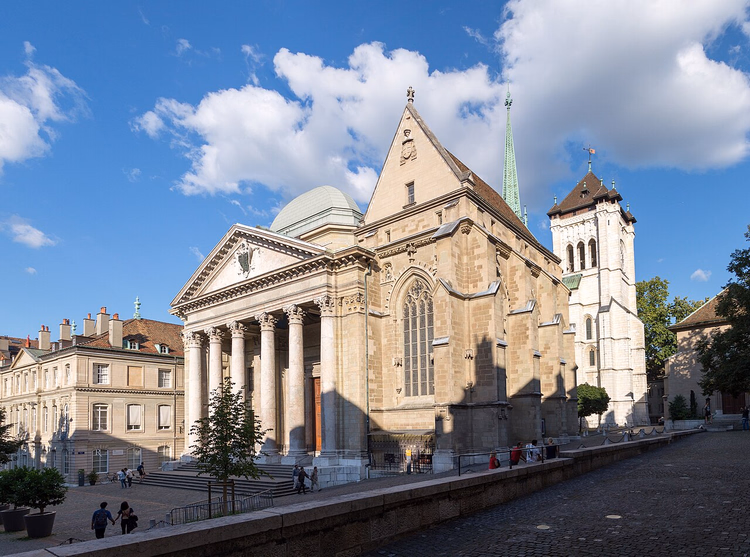 Gevel van de Sint-Pieterskathedraal in Genève met portiek