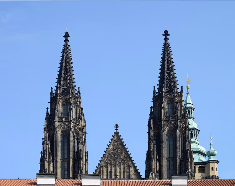 Twee gotische torens van de Sint-Vituskathedraal, Praag