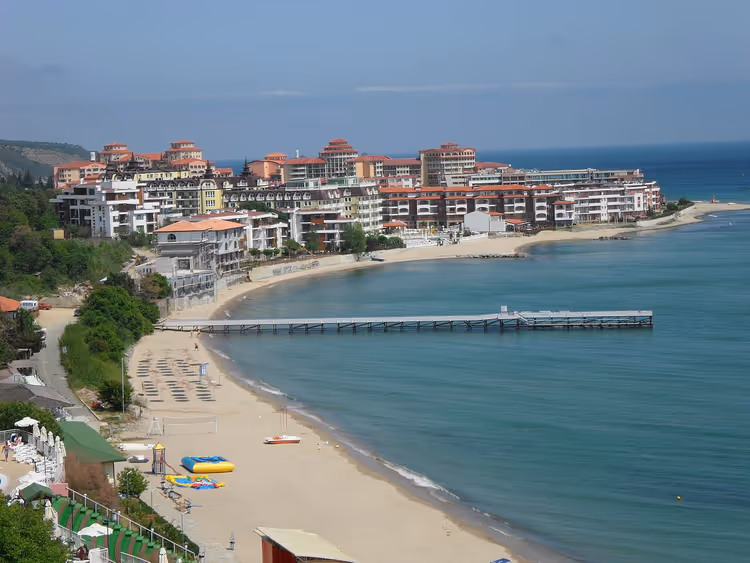 Panorama over Sveti Vlas feriested med strand og brygge