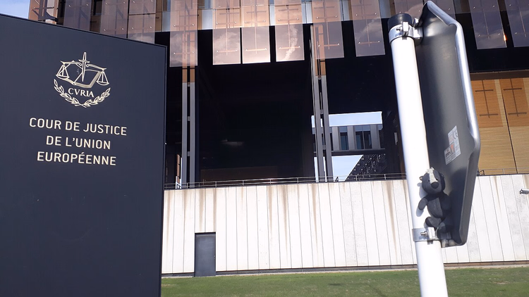 Panneau de la Cour de justice de l'Union européenne devant le bâtiment à Kirchberg