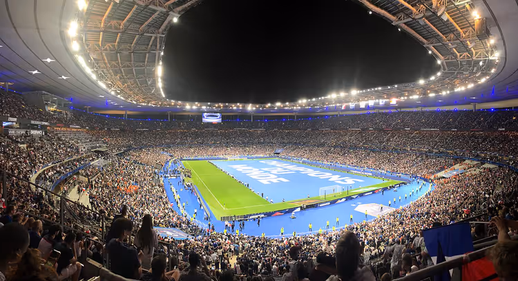 Gece Stade de France arenasının tribünlerinden görünüm