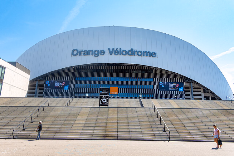 Fasaden til Orange Vélodrome med en bred trapp
