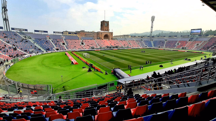 Stadio Renato Dall'Ara i Bologna med tårn