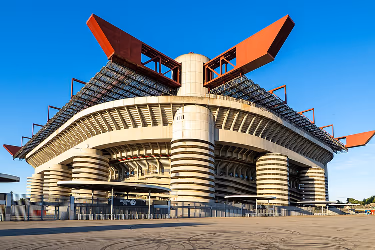 Fasaden til San Siro stadion med røde fagverk