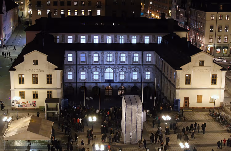 Nachtelijke binnenplaats van het Stadsmuseum van Stockholm met mensen