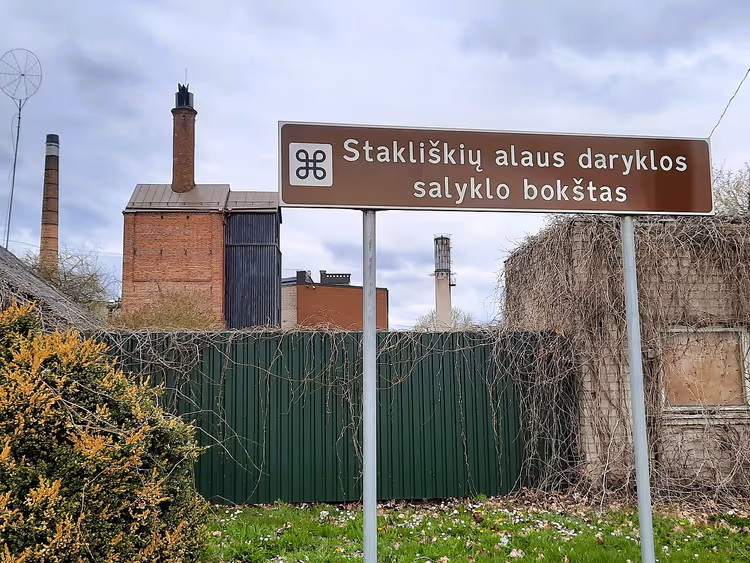 Табличка пивоварни Стаклишкес у старых кирпичных построек