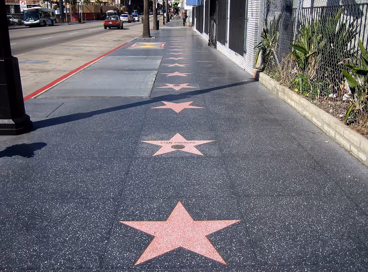 Rosa stjerner på fortauet langs Walk of Fame