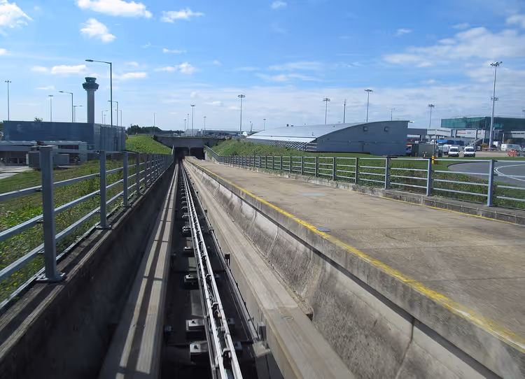 havalimanında otomatik transit raylı sistem hattı