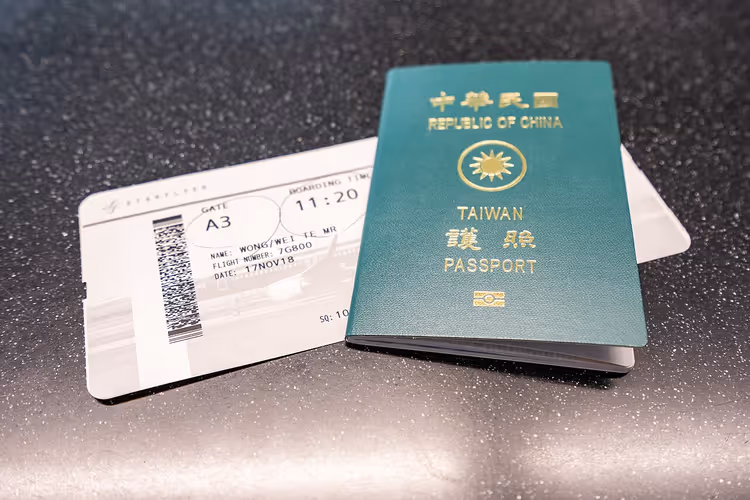 StarFlyer biniş kartı ve Tayvan pasaportu