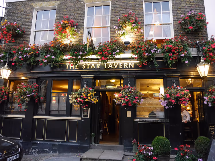 Fasaden til The Star Tavern pub med blomster