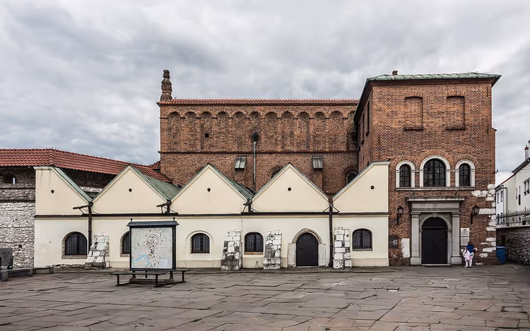 Oude Synagoge, bakstenen gebouw met bogen