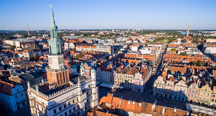 Poznańs gamleby med rådhustårnet sett ovenfra