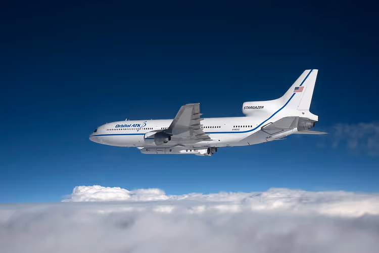 Stargazer-vliegtuig met Pegasus-raket boven de wolken