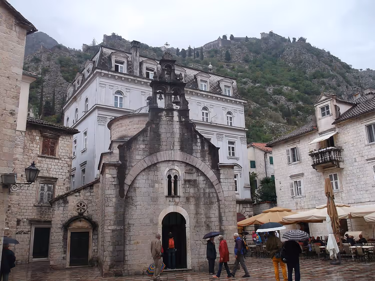 Kirche und Festungshügel in der Altstadt von Kotor