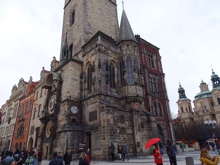 Toren van het Oude Stadhuis met kapel en astronomisch uurwerk in Praag