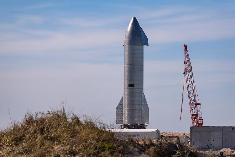 Fırlatma rampasında vinçle Starship prototipi