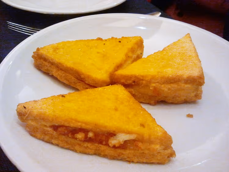 Sanduíche de mozzarella frita