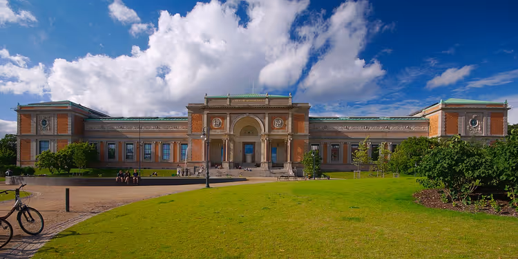 Oransje fasade på kunstmuseet med plen