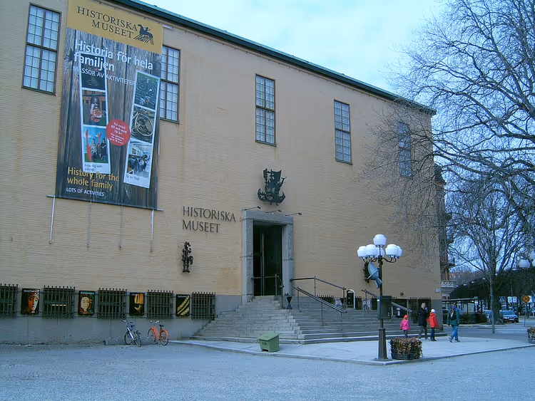 Gevel van het Zweeds Historisch Museum in Stockholm met bewegwijzering