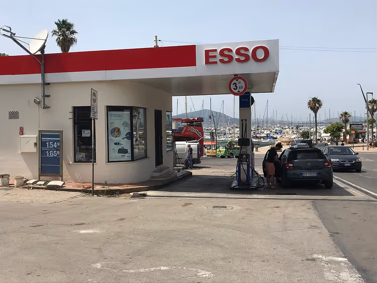 stazione di servizio su una strada in Sardegna