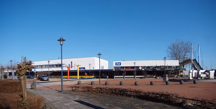 Steenwijk stasjonsbygning og stasjonsplassen