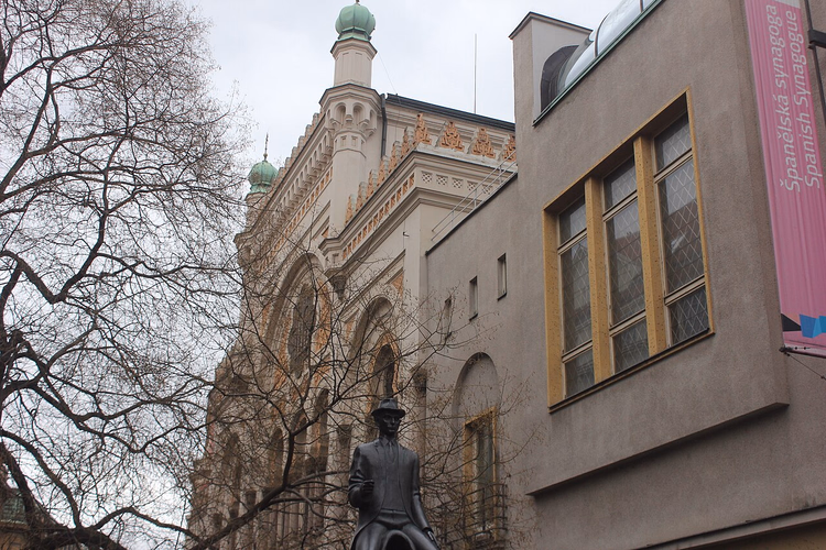 Standbeeld van Kafka bij de Spaanse Synagoge in Praag