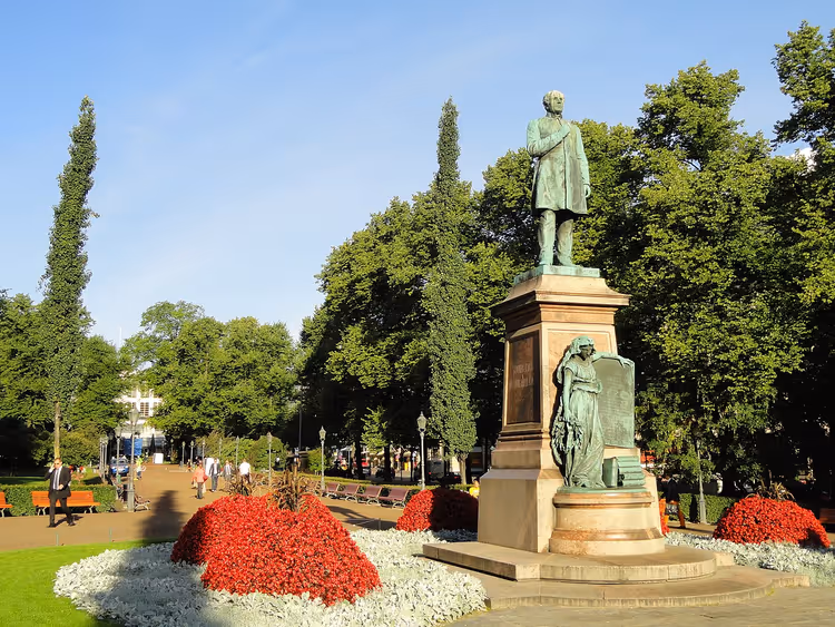 Helsinki'deki Esplanadi Parkı'nda Runeberg Anıtı