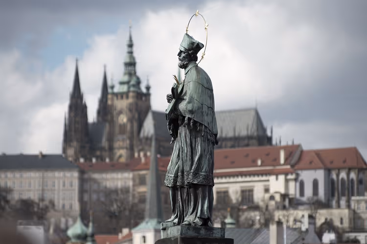 Statue av Johannes av Nepomuk på Karlsbroen