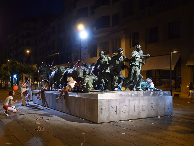 Denkmal für den Stierlauf in Pamplona bei Nacht
