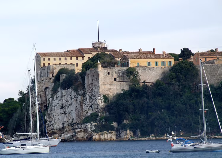 Adanın kayalık kıyısındaki Fort Royal