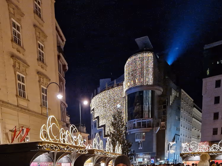Stephansplatz de nuit avec illuminations et arches de Noël