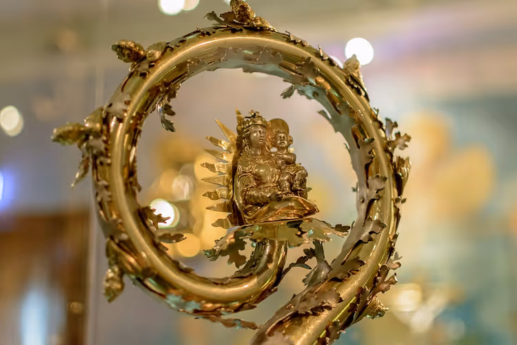 ذخيرة باروكية ذهبية مع العذراء والطفل