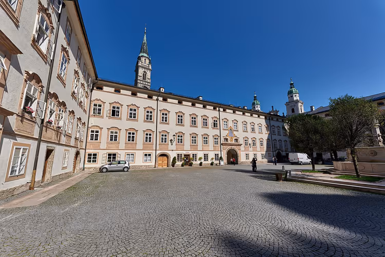 Hof von Stift Sankt Peter in Salzburg mit Turm