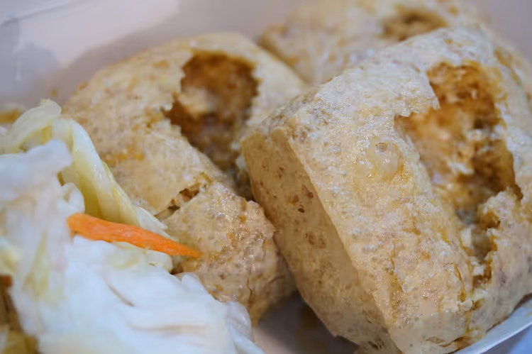 Fritert stinky tofu med syltet kål og gulrøtter