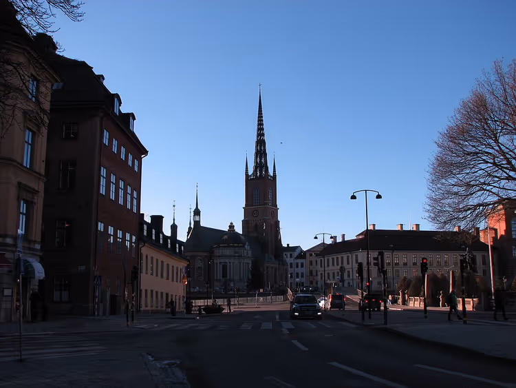 Straat in Stockholm met op de achtergrond de Riddarholmenkerk
