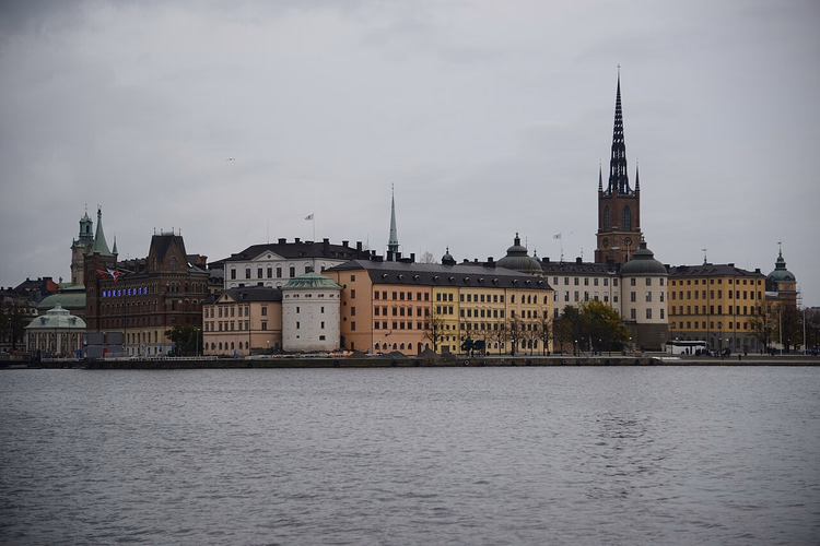 Blick über das Wasser auf Riddarholmen in Stockholm