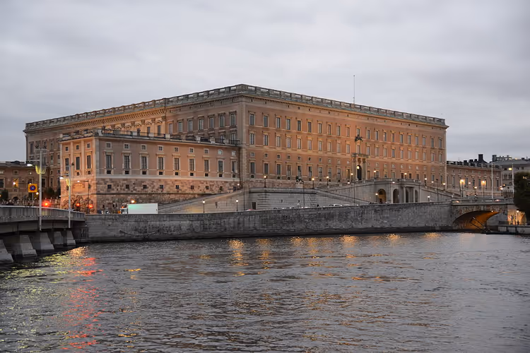 Koninklijk Paleis Stockholm boven het water in de avond