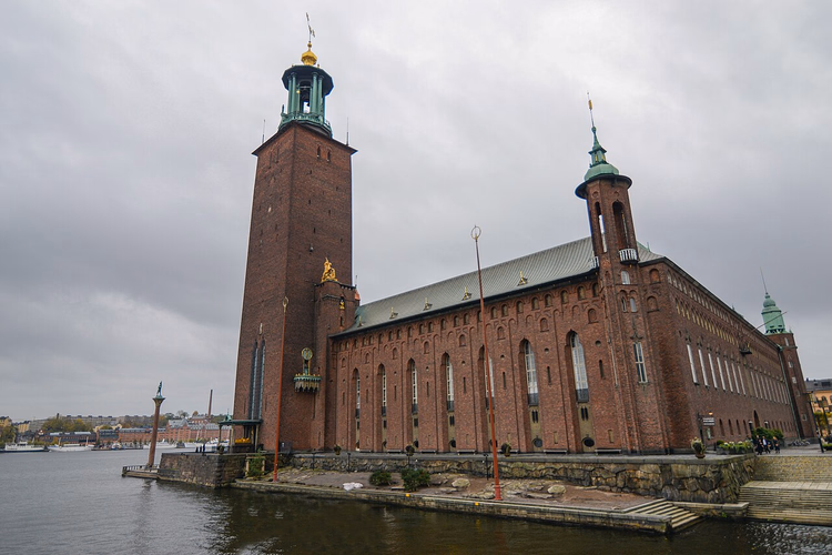 Stockholmer Stadshus am Ufer des Mälaren
