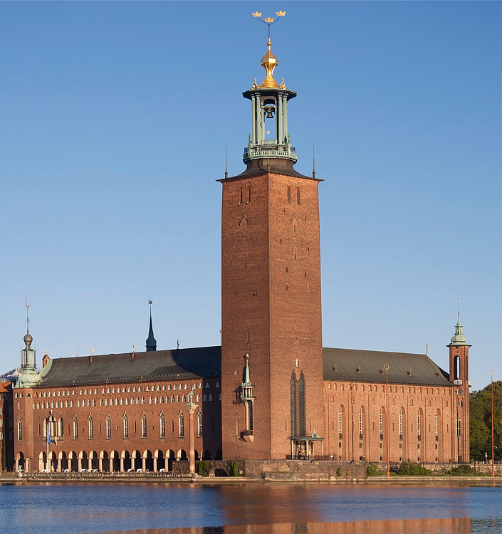 Stockholms stadshus med tårnet sitt over vannet i bukten