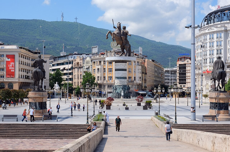 Mazedonien-Platz mit dem Kriegerdenkmal in Skopje