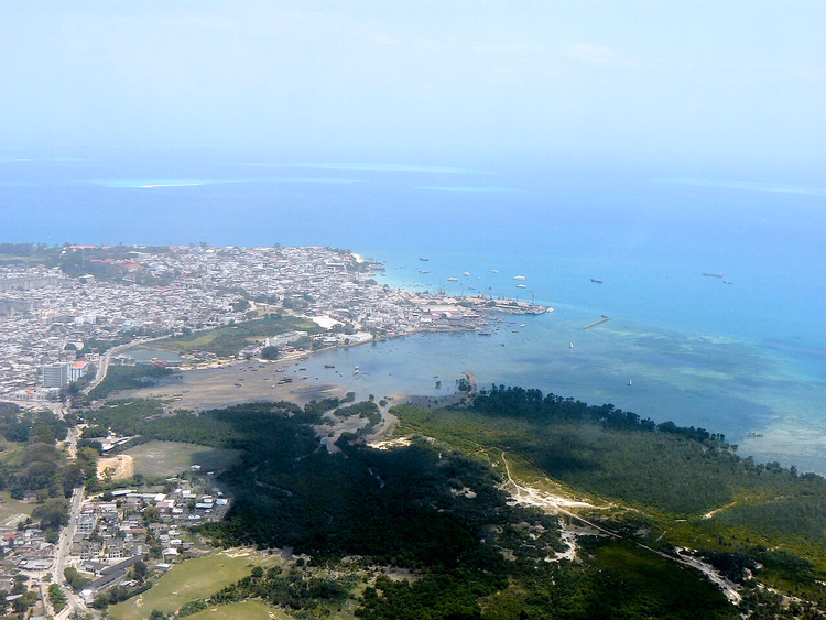 Zanzibar Şehri ve kıyı şeridinin havadan panoraması