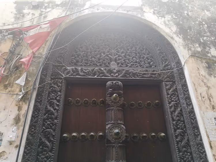 Pirinç kabaralı oymalı kemerli kapı