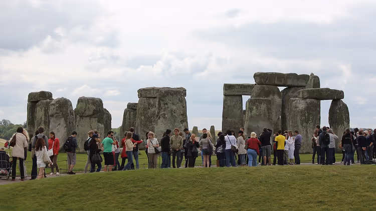 Bulutlu bir gökyüzü altında turist kalabalığıyla Stonehenge