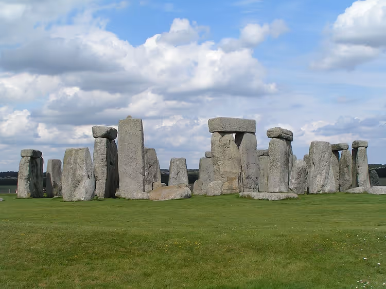 Yeşil bir tarlada Stonehenge'in antik taş megalitleri