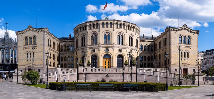 Здание парламента Норвегии в Осло, площадь